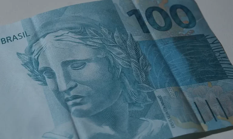 Imposto para super-ricos resultaria em justiça social, diz pesquisa