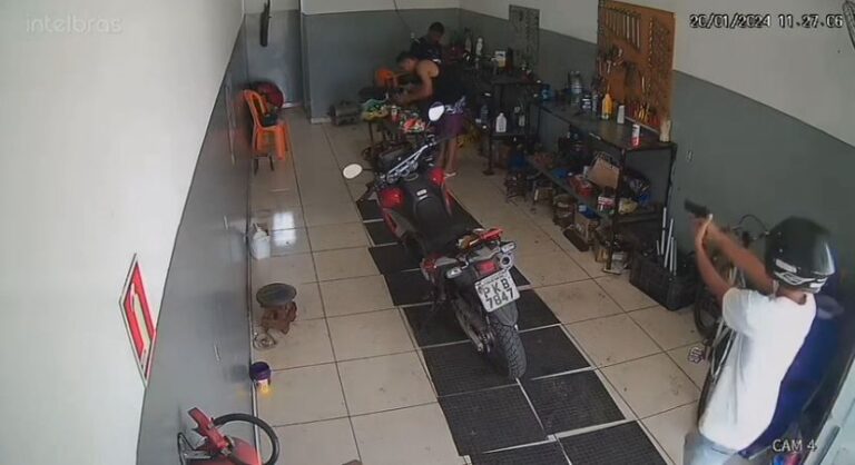 VÍDEO: Jovens são executados com tiros na cabeça e peito dentro de oficina na BA
