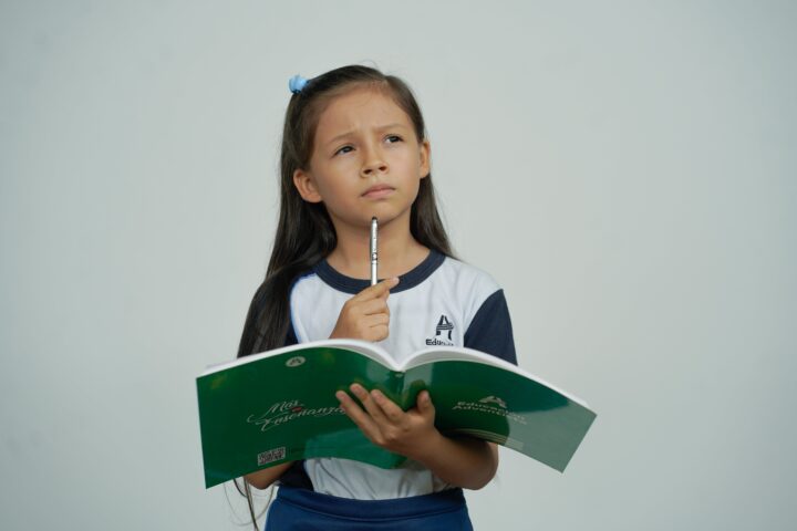 Cuidado com itens exigidos na lista de material escolar: álcool, brinquedo e copo não podem ser pedidos