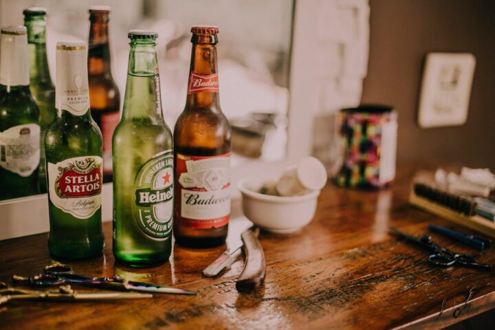 Quadrilha é presa por vender cerveja barata em garrafas de marcas mais caras