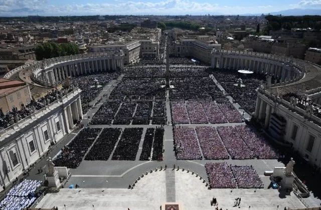 Papa Francisco é enterrado em cerimônia vista por milhares de fiéis e autoridades mundiais 1 praca sao pedro
