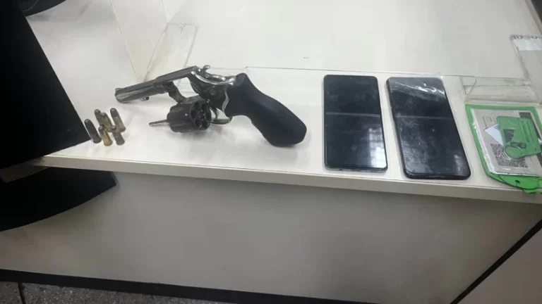 AÇÃO RÁPIDA: PM prende dupla que roubou motorista por aplicativo na Barra