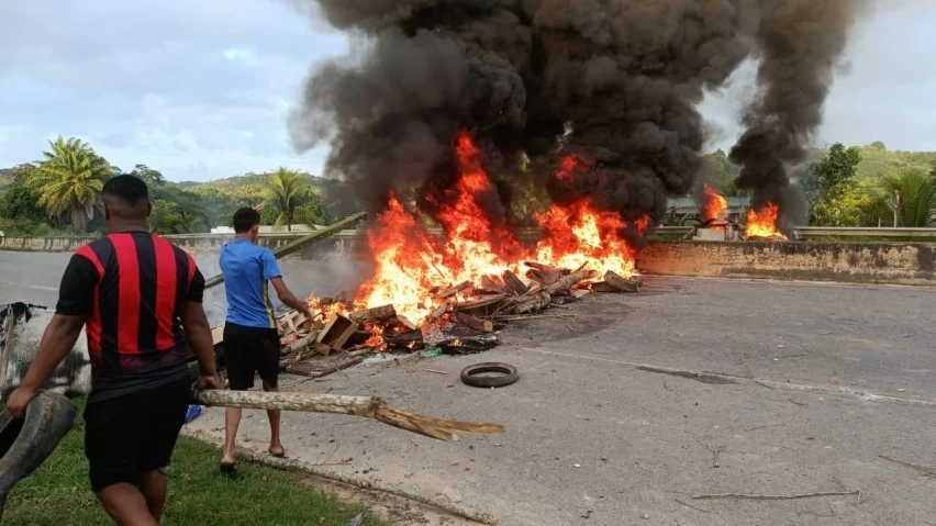 PROTESTO EM PALMARES: Povo bloqueia BA-093 após morte de morador por descarga elétrica