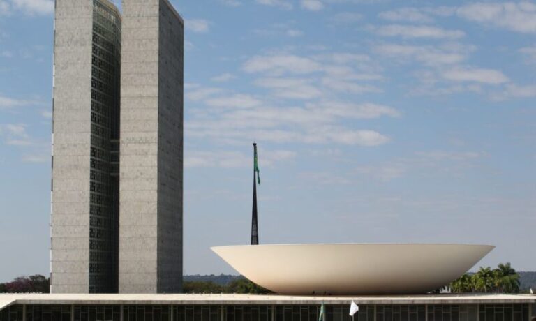 CCJ do Senado aprova PEC que pode reduzir verba para candidatos negros