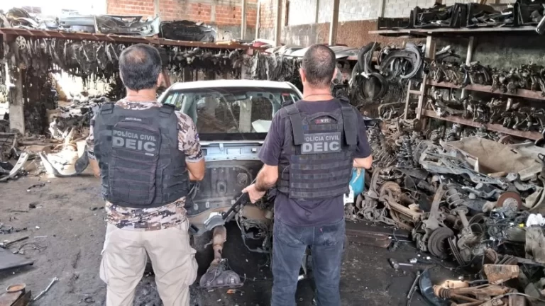 SUBURBANA BLINDADA: Homem é preso desmontando carro roubado durante operação no Lobato