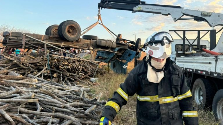 OESTE DA BAHIA: Motorista de caminhão morre e passageiro fica ferido em acidente na BA-160