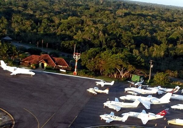 Destino dos famosos, Trancoso tem engarrafamento de jatinhos às vésperas do réveillon