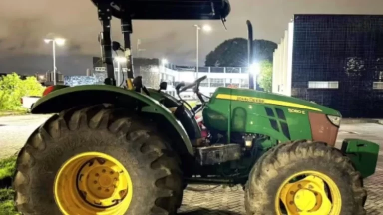 Trator de R$ 500 mil furtado em Feira é achado em fazenda de Governador Mangabeira
