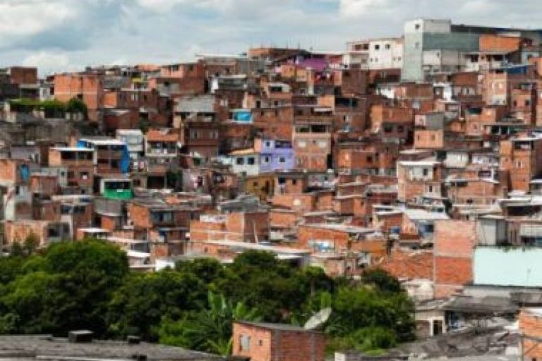 Traficantes trocam tiros com a PM em Valéria
