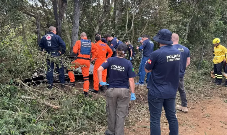 Três pessoas não pularam e morreram abraçadas em balão